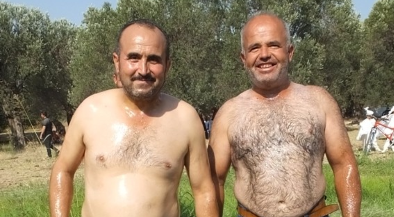 Oğullarının sünnet düğününde güreş müsabakası düzenledi